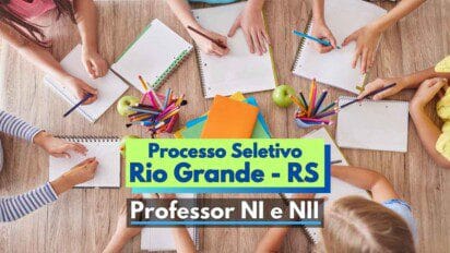 Imagem com vista superior de uma mesa de madeira clara, onde várias crianças estão sentadas ao redor escrevendo em cadernos. No centro da mesa, há potes com lápis coloridos, maçãs verdes e cadernos empilhados. Sobre a imagem, há um banner com os dizeres "Processo Seletivo Rio Grande - RS" e "Professor NI e NII", indicando uma seleção para professores na cidade de Rio Grande, no Rio Grande do Sul.