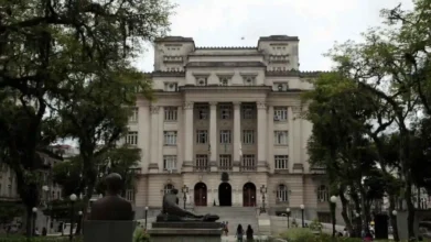 Fachada da Prefeitura de Santos com colunas e esculturas em praça arborizada. Foto: Divulgação/Prefeitura de Santos-SP