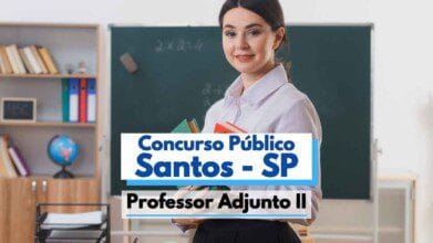 Processos Seletivos 4 Mulher com expressão confiante segura livros em frente a um quadro-negro em sala de aula, representando o cargo de Professor Adjunto II. Ao fundo, há estante com livros, globo terrestre e materiais escolares. Na imagem, destaca-se o texto “Concurso Público Santos - SP Professor Adjunto II”, indicando abertura de concurso público na cidade de Santos, São Paulo, voltado para a área da Educação.