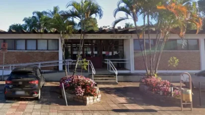 Fachada do prédio da Prefeitura de São Roque, em São Paulo, com entrada central, rampas de acesso, palmeiras, canteiros floridos e área de estacionamento em frente. Foto: Divulgação/EmSãoRoque.com.br