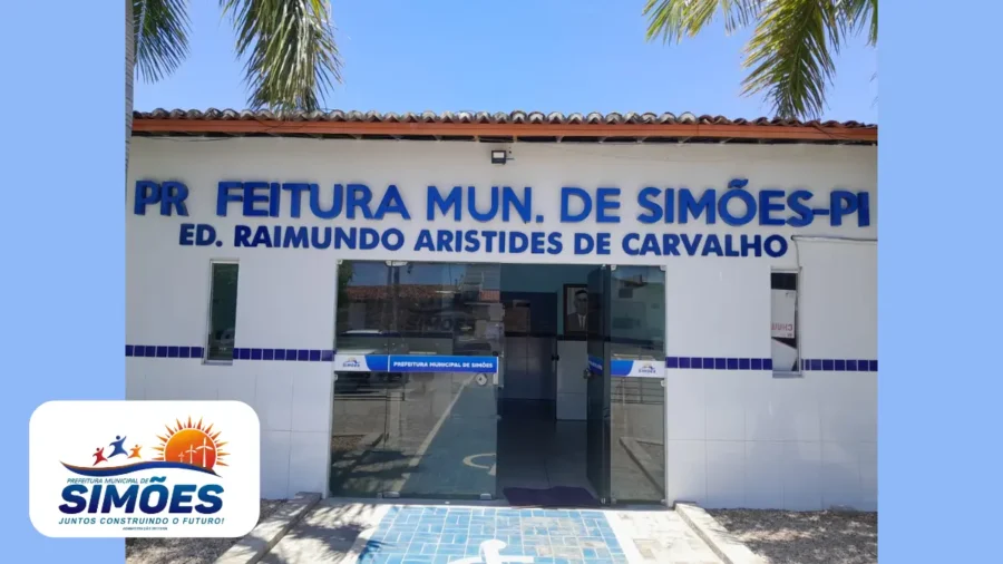 Fachada da Prefeitura Municipal de Simões, no Piauí, exibindo o letreiro azul do Edifício Raimundo Aristides de Carvalho sobre paredes brancas, com o logotipo oficial da gestão no canto inferior esquerdo.