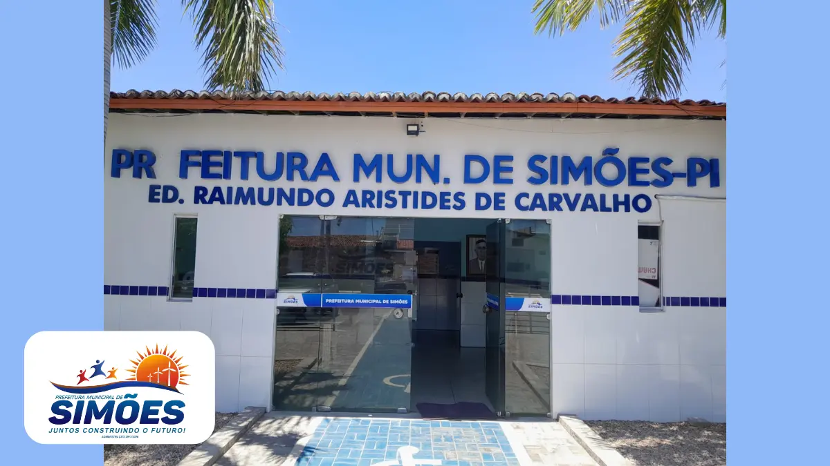 Fachada da Prefeitura Municipal de Simões, no Piauí, exibindo o letreiro azul do Edifício Raimundo Aristides de Carvalho sobre paredes brancas, com o logotipo oficial da gestão no canto inferior esquerdo.
