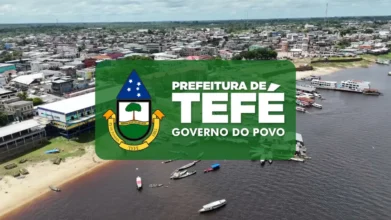 Processos Seletivos 6 Vista aérea da cidade de Tefé, no Amazonas, com destaque central para o logotipo da Prefeitura de Tefé sobre um fundo verde.