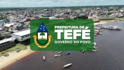 Vista aérea da cidade de Tefé, no Amazonas, com destaque central para o logotipo da Prefeitura de Tefé sobre um fundo verde.