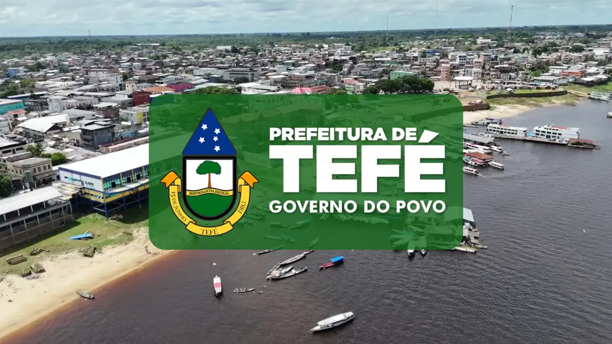 Vista aérea da cidade de Tefé, no Amazonas, com destaque central para o logotipo da Prefeitura de Tefé sobre um fundo verde.