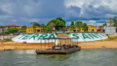 Vista da orla de Terra Santa PA com letras grandes pintadas no barranco e uma balsa transportando carro no rio. Foto: Divulgação/Prefeitura de Terra Santa-PA