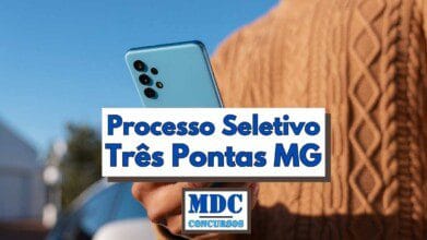 Processos Seletivos 8 Pessoa segurando um celular azul claro com várias câmeras na parte traseira, usando um suéter marrom de tricô com padronagem em losangos, em um ambiente externo com céu azul ao fundo; sobre a imagem há uma tarja branca com o texto "Processo Seletivo Três Pontas MG" em letras grandes azul-escuras e, abaixo, o logotipo "MDC Concursos" em azul e branco