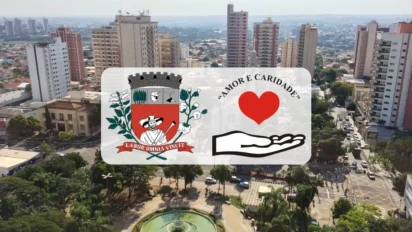 Vista aérea da cidade de Presidente Prudente com sobreposição do brasão municipal e o logotipo da Associação Adolpho Bezerra de Menezes.