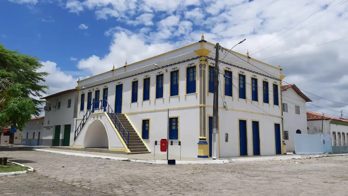 Processo Seletivo Alcobaça BA abre 481 vagas para atuação em diversas áreas 1 Prédio histórico branco com detalhes azuis e amarelos, processo seletivo Alcobaça BA