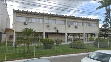 Processo seletivo Amélia Rodrigues BA com fachada da Prefeitura Municipal e área ajardinada