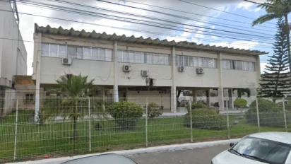 Processo seletivo Amélia Rodrigues BA com fachada da Prefeitura Municipal e área ajardinada