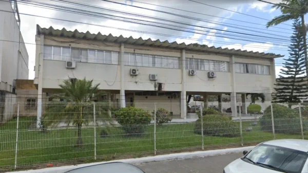 Processo seletivo Amélia Rodrigues BA com fachada da Prefeitura Municipal e área ajardinada