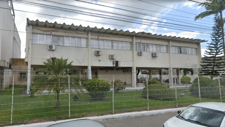 Processo seletivo Amélia Rodrigues BA com fachada da Prefeitura Municipal e área ajardinada