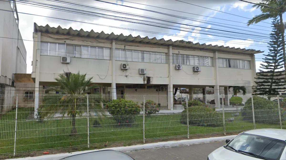 Processo seletivo Amélia Rodrigues BA com fachada da Prefeitura Municipal e área ajardinada