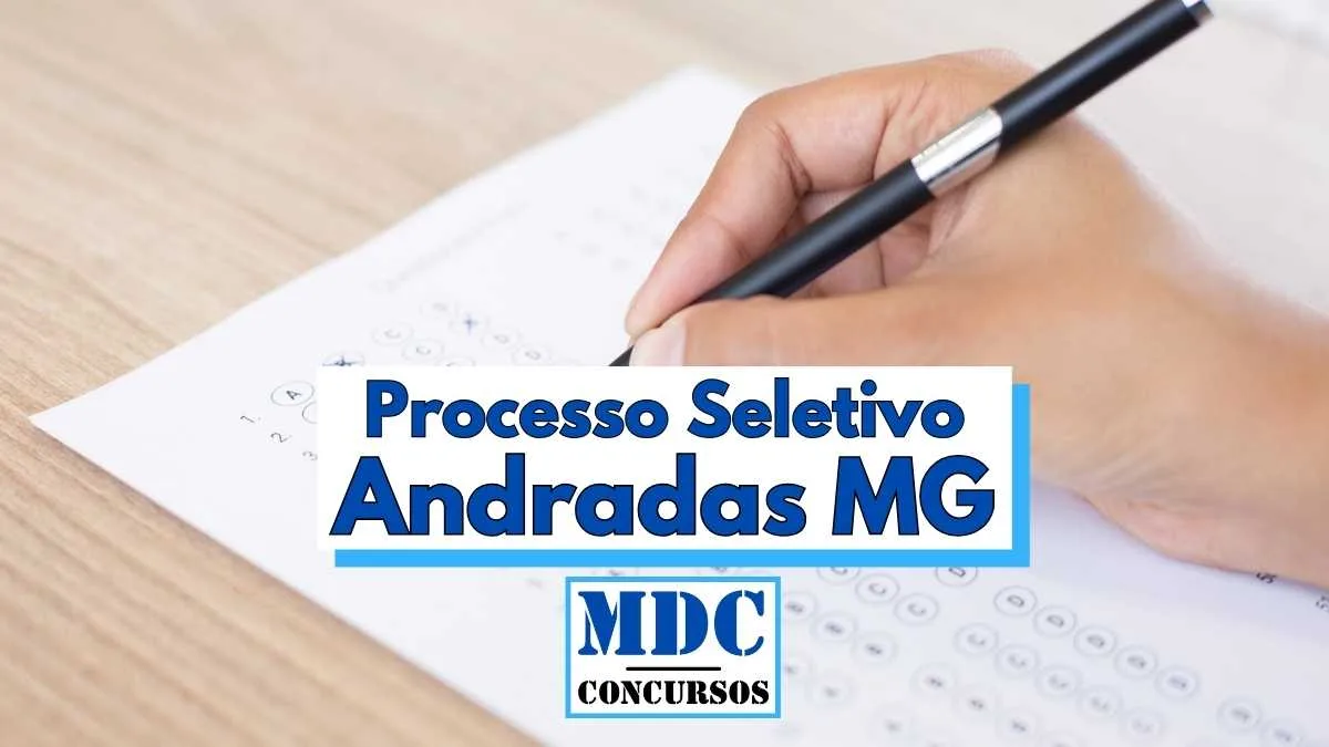 Pessoa preenchendo cartão-resposta com caneta preta sobre mesa de madeira clara, ilustrando o contexto de provas de concurso público; ao centro da imagem há uma faixa com os dizeres Processo Seletivo Andradas MG em letras azuis, indicando a realização de seleção pública no município de Andradas em Minas Gerais, com a logomarca do portal MDC Concursos logo abaixo do texto central