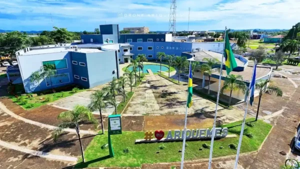 Processo Seletivo Ariquemes RO: Saúde abre 531 vagas com salários de até R$ 15,5 mil 5 Vista aérea do centro administrativo de Ariquemes, em Rondônia, sede da prefeitura que realiza o processo seletivo Ariquemes RO com 531 vagas na área da saúde