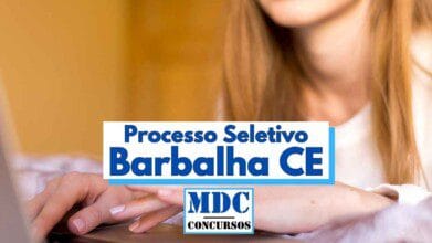 Imagem mostra uma mulher usando um notebook, em um ambiente interno com fundo desfocado em tom amarelado, acompanhada de uma faixa central com os dizeres Processo Seletivo Barbalha CE em letras grandes e azuis, e logo abaixo a marca MDC Concursos, representando a divulgação de um processo seletivo municipal com destaque para a cidade de Barbalha no estado do Ceará