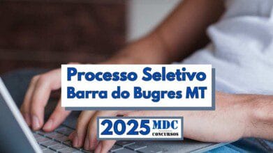 Processos Seletivos 6 Imagem com fundo de uma pessoa digitando em um notebook, parcialmente visível, com destaque para um retângulo central contendo o texto “Processo Seletivo Barra do Bugres MT” em letras grandes e azul-escuro. Abaixo, há um selo com os dizeres “2025 MDC Concursos”. A imagem promove um processo seletivo no município de Barra do Bugres, Mato Grosso, para o ano de 2025