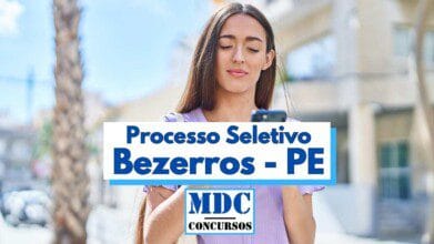 Processos Seletivos 6 Mulher jovem de cabelos longos e lisos, vestindo camisa lilás, olha para o celular enquanto está ao ar livre em um ambiente urbano com céu azul ao fundo e palmeiras próximas; sobre a imagem há uma faixa com os dizeres Processo Seletivo Bezerros - PE e o logotipo do portal MDC Concursos em destaque na parte inferior