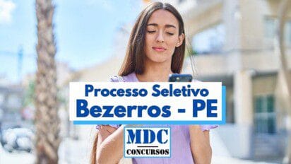 Mulher jovem de cabelos longos e lisos, vestindo camisa lilás, olha para o celular enquanto está ao ar livre em um ambiente urbano com céu azul ao fundo e palmeiras próximas; sobre a imagem há uma faixa com os dizeres Processo Seletivo Bezerros - PE e o logotipo do portal MDC Concursos em destaque na parte inferior