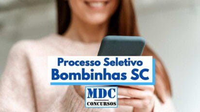 Imagem de uma mulher sorridente usando um smartphone, vestindo um suéter rosa claro em um ambiente interno com fundo desfocado. Sobreposta à imagem, há uma faixa branca com os dizeres “Processo Seletivo Bombinhas SC” em letras azuis, e abaixo, o logotipo “MDC Concursos” com letras azuis em fundo branco, indicando a divulgação de um processo seletivo na cidade de Bombinhas, Santa Catarina