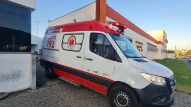 Ambulância do SAMU 192 estacionada em frente à base operacional, representando a abertura do processo seletivo CISDESTE MG para profissionais de níveis médio, técnico e superior