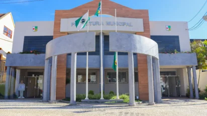 Fachada da Prefeitura de Colombo com bandeiras hasteadas, sede do processo seletivo Colombo PR