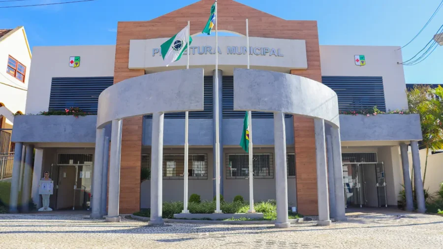 Fachada da Prefeitura de Colombo com bandeiras hasteadas, sede do processo seletivo Colombo PR