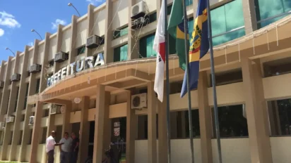 Fachada da prefeitura com a inscrição "Prefeitura" no processo seletivo Conselheiro Pena MG 2026