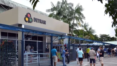 Fachada de unidade do DETRAN com movimento de pessoas, ilustrando o processo seletivo DETRAN PA 2026