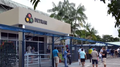 Fachada de unidade do DETRAN com movimento de pessoas, ilustrando o processo seletivo DETRAN PA 2026