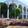 Prédio da Prefeitura de Dois Irmãos com flores, sede do processo seletivo Dois Irmãos RS