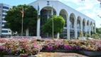 Prédio da Prefeitura de Dois Irmãos com flores, sede do processo seletivo Dois Irmãos RS