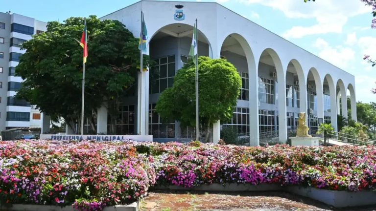 Prédio da Prefeitura de Dois Irmãos com flores, sede do processo seletivo Dois Irmãos RS