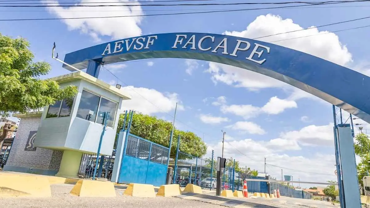 Processo Seletivo FACAPE abre vagas de até R$ 4,8 mil para professores 1 Entrada da AEVSF FACAPE com portal azul identificando a faculdade no processo seletivo FACAPE