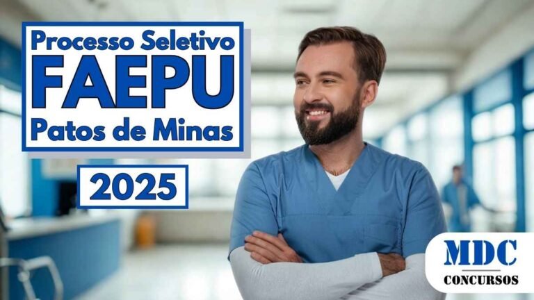 Homem sorridente com barba e cabelo castanho veste uniforme azul claro de enfermagem em ambiente hospitalar iluminado ao fundo. À esquerda da imagem, destaque para o texto “Processo Seletivo FAEPU Patos de Minas 2025” em letras azuis sobre fundo branco. No canto inferior direito, logotipo da MDC Concursos. Imagem promocional sobre seleção para área da saúde em Patos de Minas