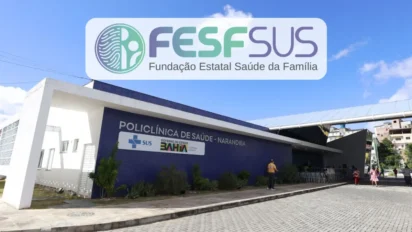 Fachada da Policlínica de Saúde de Narandiba, na Bahia, com o logotipo da FESF-SUS (Fundação Estatal Saúde da Família) sobreposto em destaque no topo da imagem.