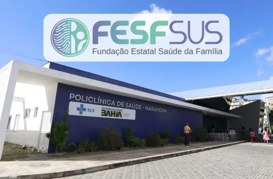 Fachada da Policlínica de Saúde de Narandiba, na Bahia, com o logotipo da FESF-SUS (Fundação Estatal Saúde da Família) sobreposto em destaque no topo da imagem.