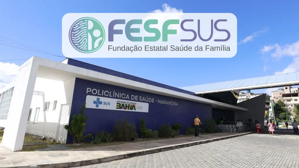 Fachada da Policlínica de Saúde de Narandiba, na Bahia, com o logotipo da FESF-SUS (Fundação Estatal Saúde da Família) sobreposto em destaque no topo da imagem.