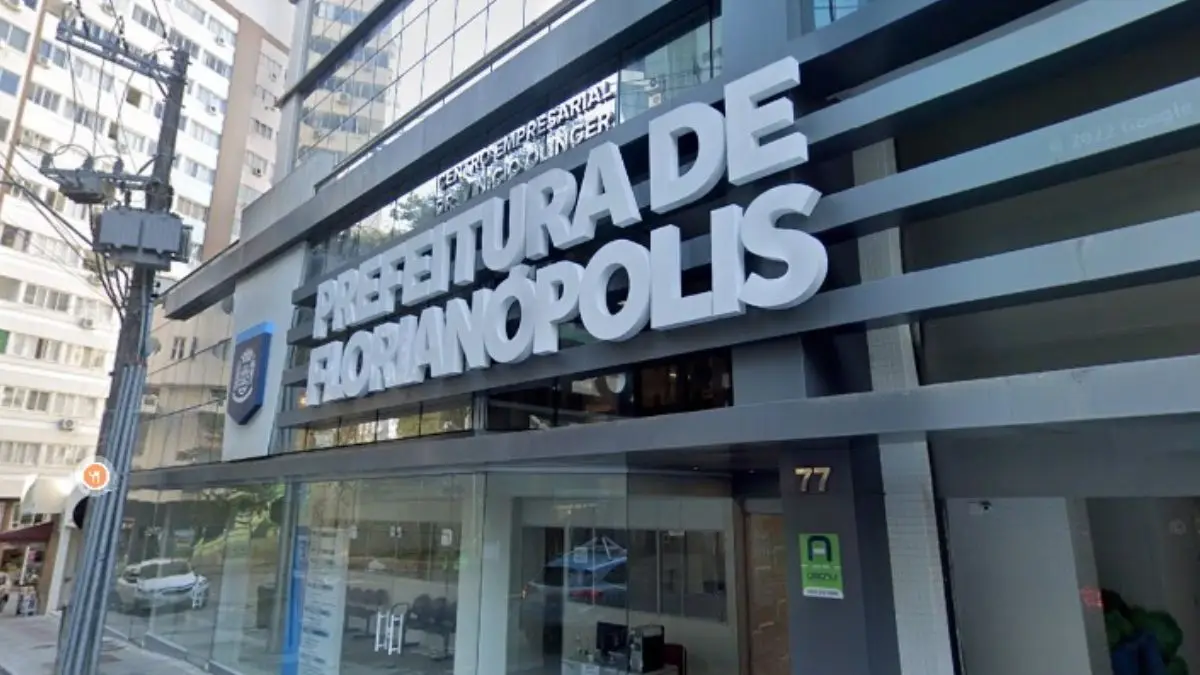 Processo Seletivo Florianópolis SC divulga resultado preliminar pela FEPESE 1 Fachada do edifício com letras brancas identificando a Prefeitura de Florianópolis, processo seletivo Florianópolis SC