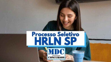Mulher jovem sorridente faz anotações em um caderno enquanto olha para a tela de um notebook em ambiente interno, com um copo de bebida azul sobre a mesa e um banner sobreposto com os dizeres Processo Seletivo HRLN SP e logotipo do MDC Concursos, representando o preparo para uma seleção pública e o incentivo ao estudo para processos seletivos e concursos no estado de São Paulo