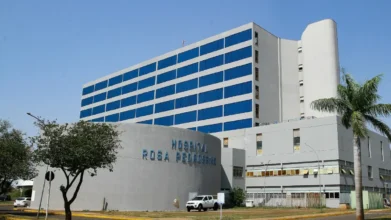 Processos Seletivos 7 Fachada do hospital do processo seletivo HRMS com prédio azul e palmeiras