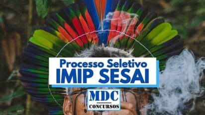 Imagem mostra um indígena com cocar de penas coloridas em destaque, ao fundo de uma paisagem natural. Há fumaça visível na parte inferior direita da imagem. No centro, sobreposta ao cocar, está a faixa com os dizeres "Processo Seletivo IMIP SESAI" em letras azuis. Abaixo, há o logotipo "MDC Concursos". A imagem remete à divulgação de processo seletivo voltado à saúde indígena.