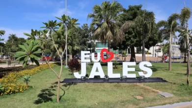 Monumento "Eu amo Jales" em praça da cidade — processo seletivo Jales SP abre vagas para gestão escolar
