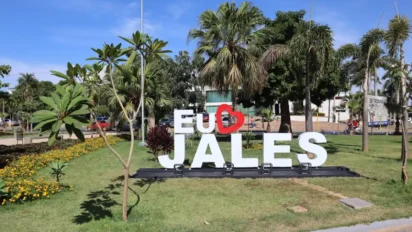 Monumento "Eu amo Jales" em praça da cidade — processo seletivo Jales SP abre vagas para gestão escolar