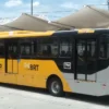 Ônibus BRT da MOBI-Rio estacionado em terminal, referente ao processo seletivo MOBI-Rio 2026