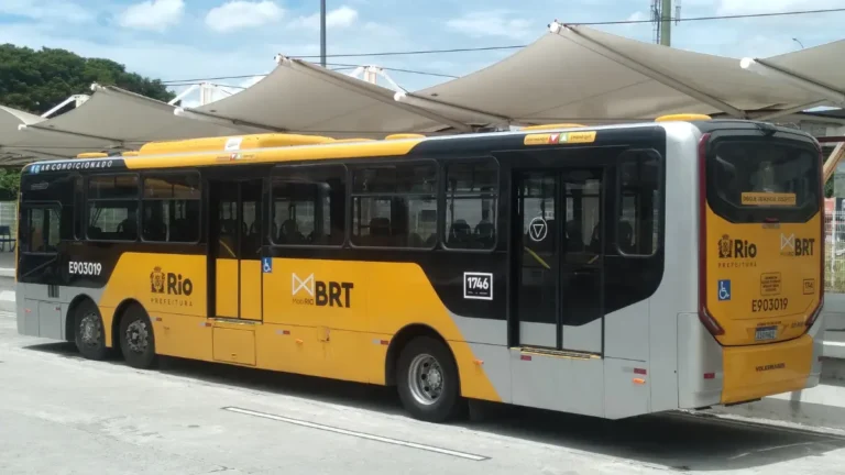 Ônibus BRT da MOBI-Rio estacionado em terminal, referente ao processo seletivo MOBI-Rio 2026