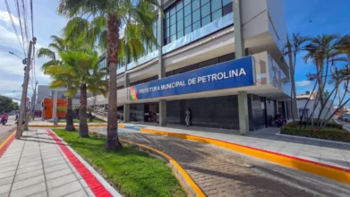 Fachada da Prefeitura Municipal de Petrolina, órgão responsável pelo processo seletivo Petrolina PE 2026