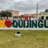 Letreiro 3D "Eu amo Quijingue" em praça, cidade do processo seletivo Quijingue BA