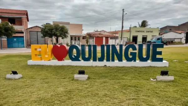 Letreiro 3D "Eu amo Quijingue" em praça, cidade do processo seletivo Quijingue BA